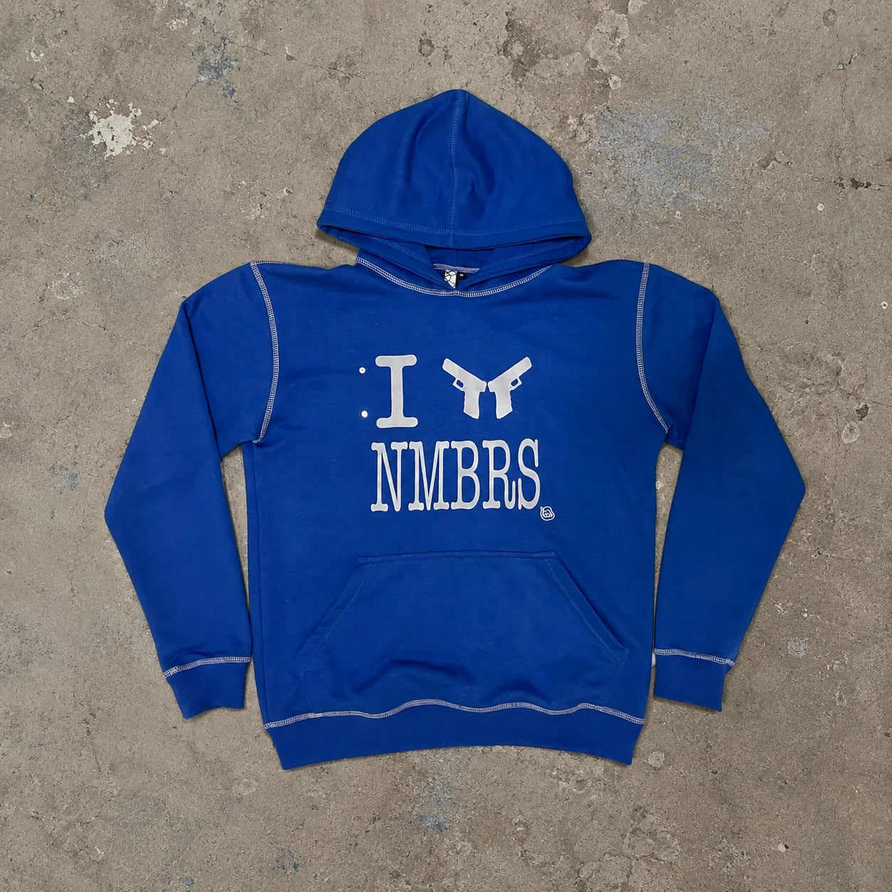 Modèle portant NMBRS Hoodie Saint Aub — Pull "I hate NMBRS" philosophie anti-chiffres