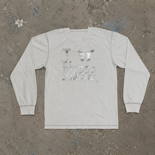 Modèle portant NMBRS Longsleeve Saint Aub — Manches longues "I hate NMBRS" anti-chiffres