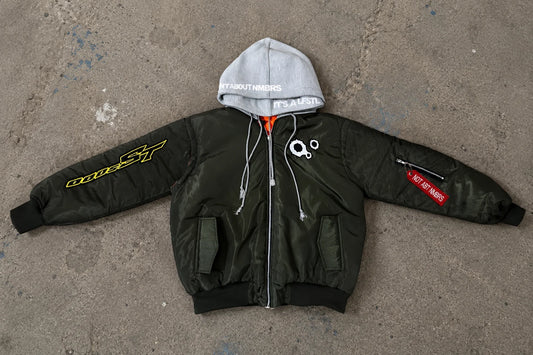 Modèle portant NMBRS MA-1 Reversible Bomber — Veste hybride biker anti-chiffres