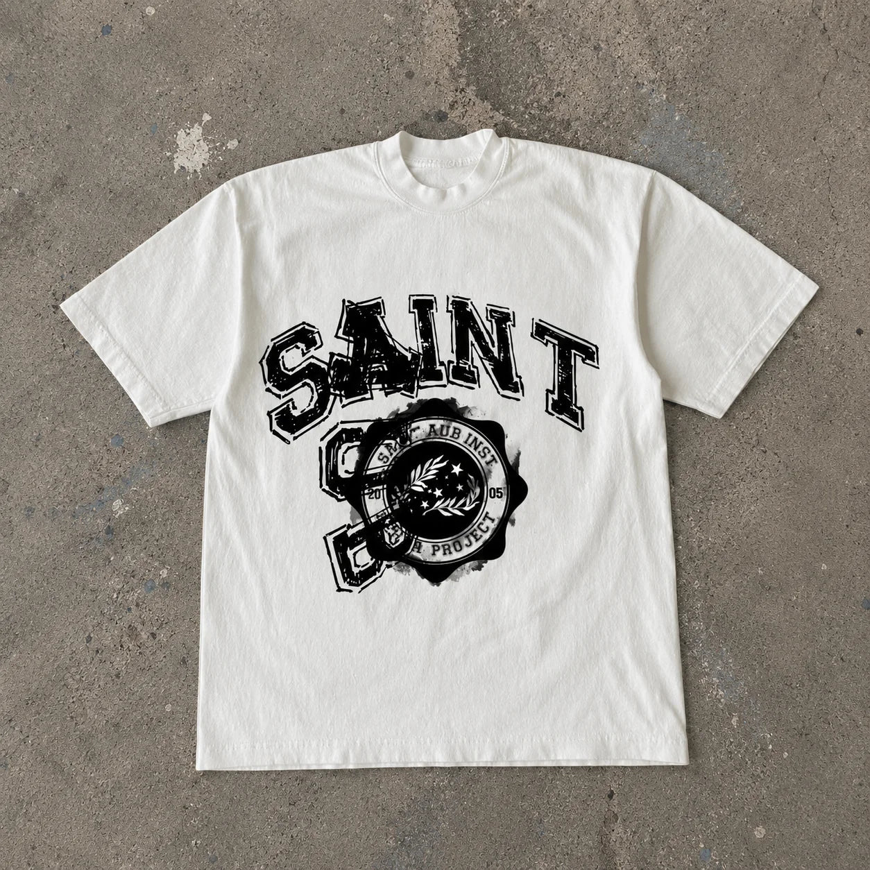 Modèle portant Rehab Grad T-shirt Saint Aub — T-shirt certification graduation streetwear