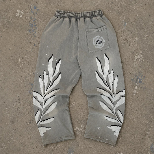 Modèle portant Rehab Pants Saint Aub gris — Pantalon streetwear graphique laurier français