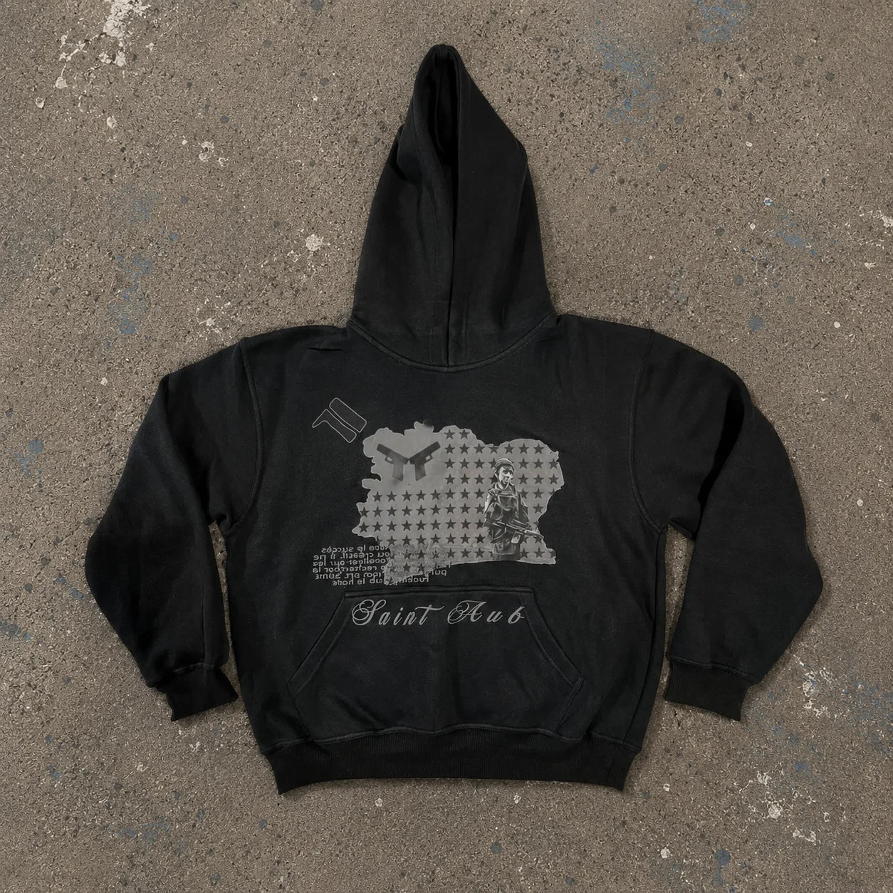 Modèle portant Timeless Hoodie Saint Aub noir — Hoodie héritage streetwear urbain intemporel