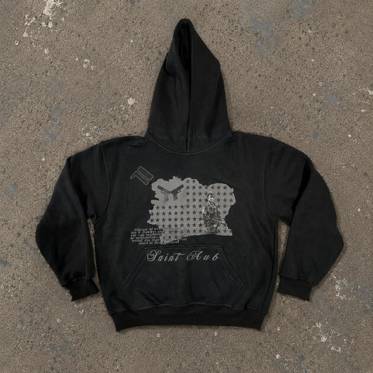 Modèle portant Timeless Hoodie Saint Aub noir — Hoodie héritage streetwear urbain intemporel