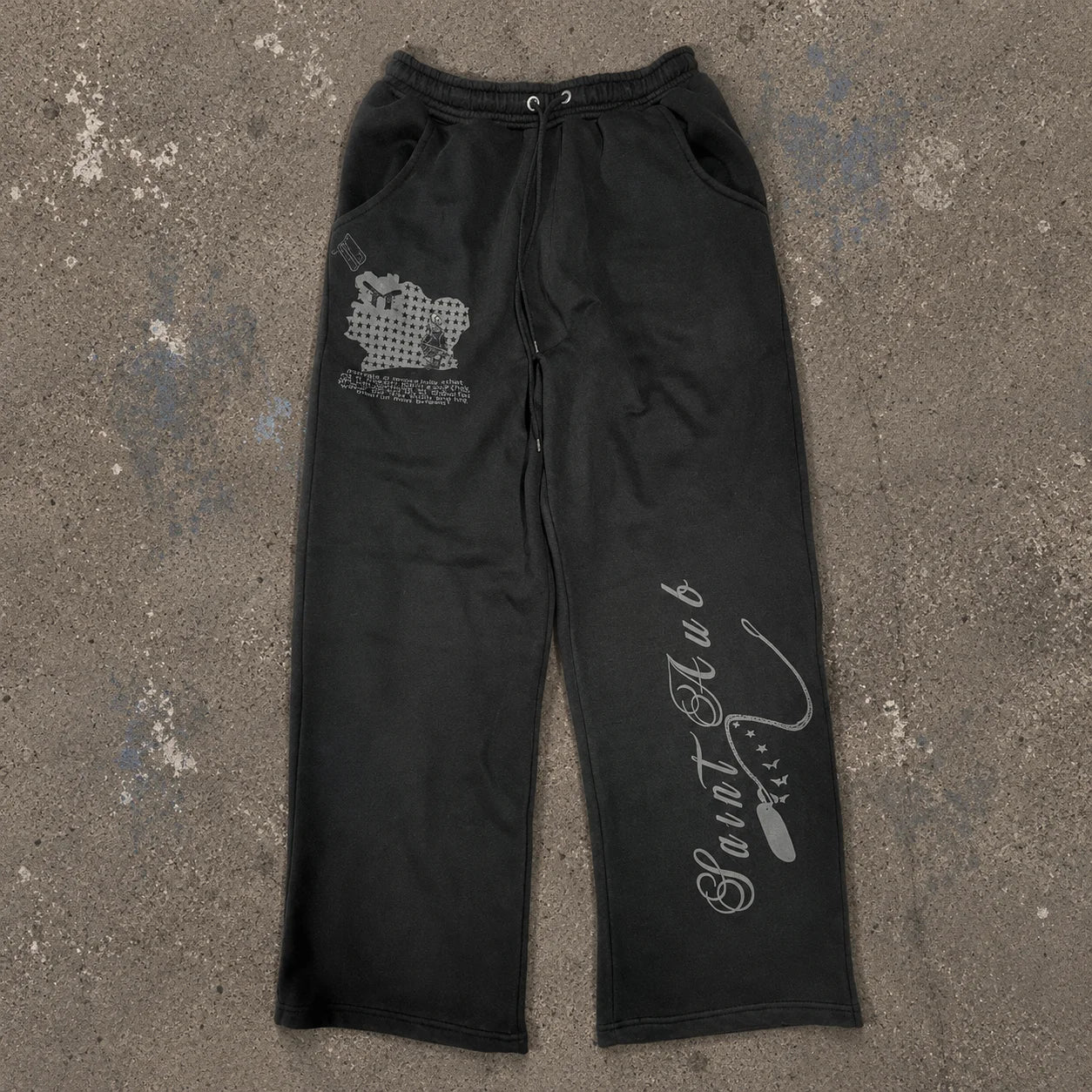 Modèle portant Timeless Pants Saint Aub noir — Pantalon héritage streetwear urbain intemporel