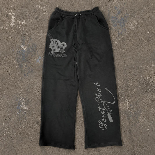 Modèle portant Timeless Pants Saint Aub noir — Pantalon héritage streetwear urbain intemporel