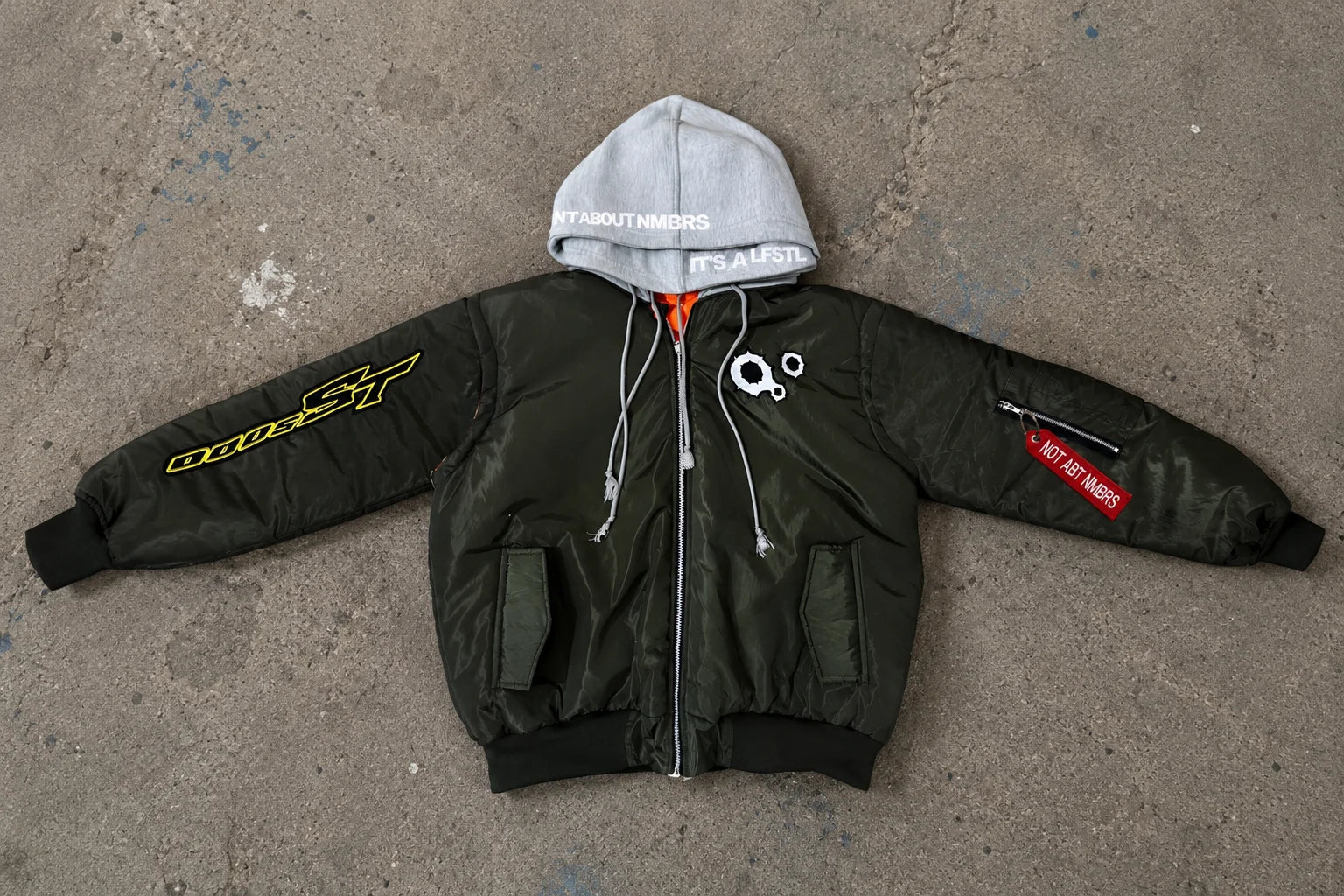 Modèle portant NMBRS MA-1 Reversible Bomber — Veste hybride biker anti-chiffres