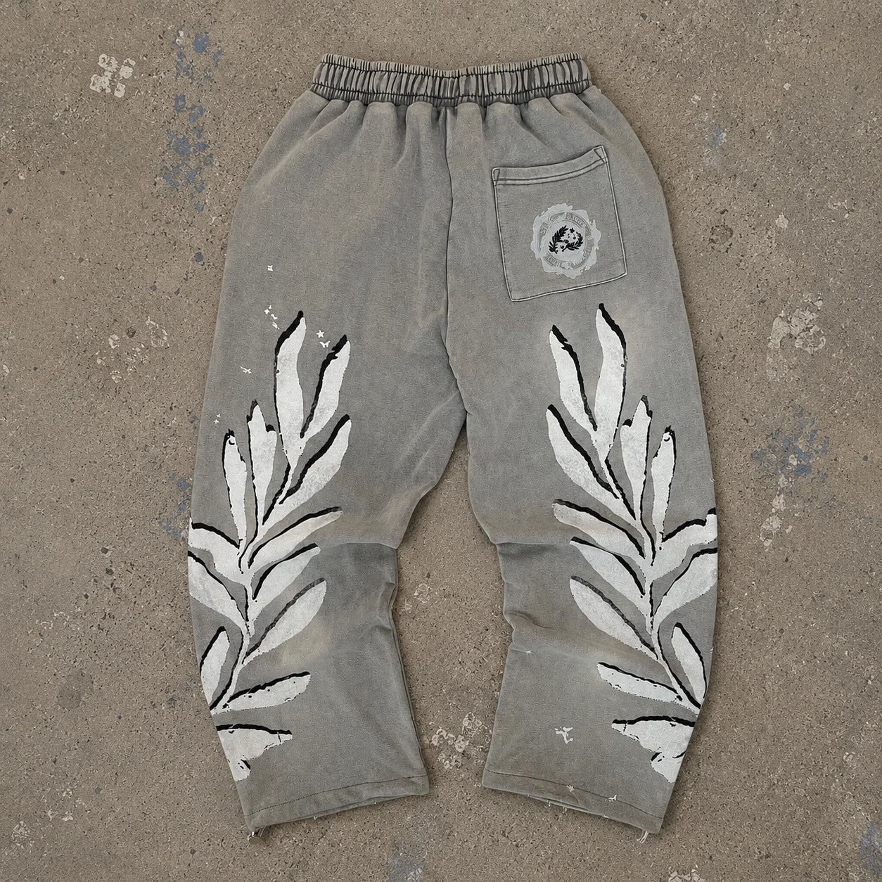 Modèle portant Rehab Pants Saint Aub gris — Pantalon streetwear graphique laurier français