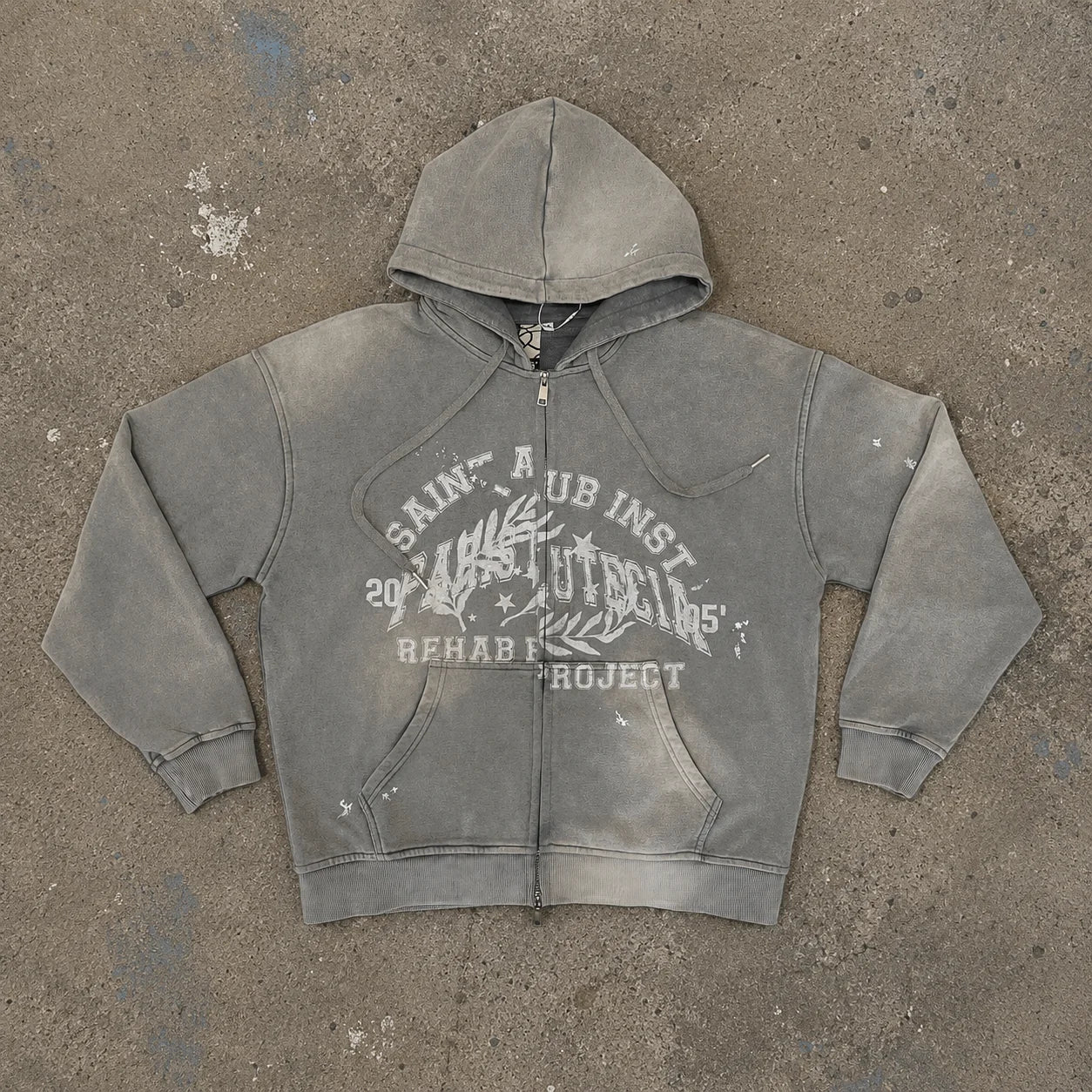 Modèle portant Rehab Zip Hoodie Saint Aub gris — Hoodie zip 100% coton streetwear urbain